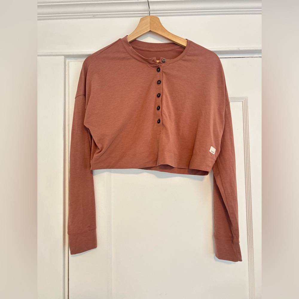 Vuori Avalon Cropped Henley Long Sleeve in Terra Cotta, Size XS